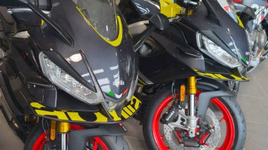 Bordeaux, Fransa - 06 10 2025: aprilia 660 Rupi İtalyan motor logosu metin ve marka önden yarış motoru güçlü motosiklet sürücüsü spor bisikleti