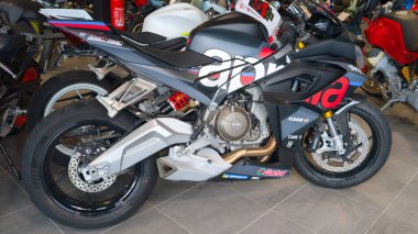 Bordeaux, Fransa - 06 08 2025: aprilia yarış logosu metin ve marka ön motorsiklet güçlü motosiklet sürücüsü moto