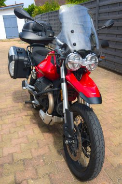Bordeaux, Fransa - 06 08 2025: Moto guzzi v85 tt logo markası ve kırmızı motosiklet neoretro motosikletinin üzerindeki yazı İtalyan üreticisinden