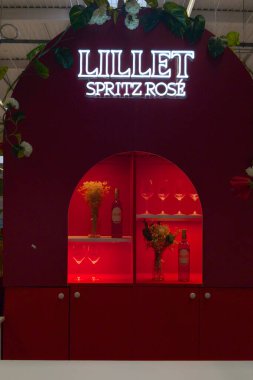 Bordeaux, Fransa - 06 10 2025: lillet reklam spreyi logosu işareti ve vitrin piyasa animasyonunda aromalı Fransız şarabı tabanlı aperatif metin adı