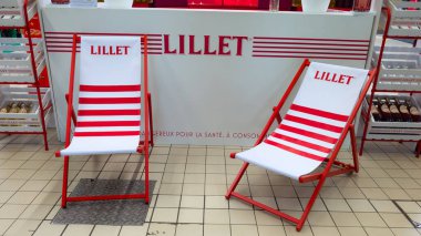 Bordeaux, Fransa - 06 08 2025: Lillet logosu ve bir etkinlik sırasında aromatize Fransız şarabının yaz mevsimindeki adı.