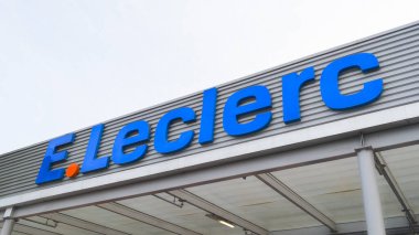 Bordeaux, Fransa - 06 082025: e Leclerc logo markası duvar marketi süpermarketi E.Leclerc hipermarket tabela metni