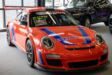 Bordeaux, Fransa - 06 10 2025: Porsche 997 GT3 RS 3.8 yarış arabası Sponsor logosu ve spor yarış aracı üzerinde metin işareti