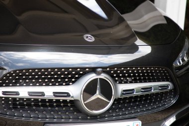 Bordeaux, Fransa - 06 11 2025: Mercedes benz gla 200 amg marka logo otomobil ve araç üzerinde metin işareti