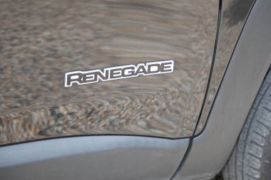 Bordeaux, Fransa - 06 12 2025: Jeep firari logo markası ve ön imzası Amerikan SUV aracı