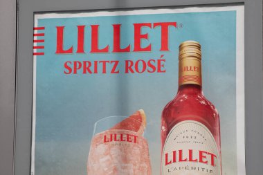 Bordeaux, Fransa - 06 12 2025: lillet spritz gül amblemi işareti ve aromalı Fransız şarabı temelli aperatif