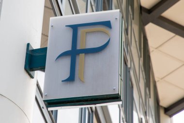 Bordeaux, Fransa - 06 12 2025: Centre des finanse Fransız kamu maliyesi logosunun ön cephe Fransa ofis binasındaki amblemi.