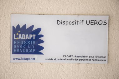 Bordeaux, Fransa - 06 12 2025: Fransa logosu ve marka metni özürlü insanların sosyal profesyonel entegrasyonu için Fransa 'nın engelli etiketini uyarlayın