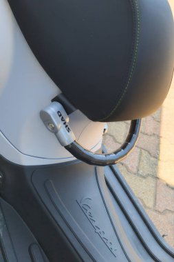 Bordeaux, Fransa - 06 13 2025: Shad işareti marka ve metin logosu scooter gidon kilitleri motorsiklet hırsızlığı önleyici cihaz