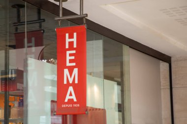 Bordeaux, Fransa - 06 18 2025: Hema mağazası metin girişi ve marka logosu kırmızı mağaza ön cephesi sokak butiği
