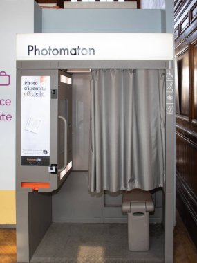 Bordeaux, Fransa - 06 18 2025: Fotomaton işareti marka ve kimlik fotoğrafları için küp terminal makinesinin metin logosu