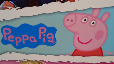 Bordeaux, Fransa - 06: 20 2025: Peppa domuz Disney çizgi film logosu metin ve markalı çocuklar market reklamlarında