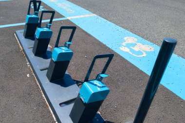 Bordeaux, Fransa - 06 18 2025: carrefour energies driveco bike şarj istasyonları şehrin caddesinde her bisiklet parkı için nokta