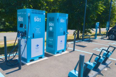 Bordeaux, Fransa - 06 23 2025: carrefour energies driveco brand text and logo sign ev electric car şarj istasyonu nokta park aracı ve bisiklet her istasyonun noktası