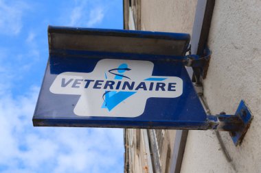Bordeaux, Fransa - 07 05 05 2025: Veterinerlik Fransızca metin ve hayvan doktorluğu için logo imzası duvardaki klinik ön cephesinde veterinerlik.