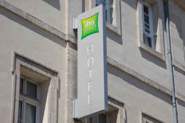 Bordeaux, Fransa - 09 07 2025: Ibis Oteli tarzı yastık yeşili logosu. Kapıdaki duvar önü giriş kapısı.