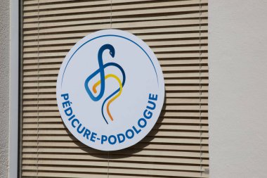 Bordeaux, Fransa - 09 07 2025: pedikür podologu sağlık işareti ve metin logoo sıhhiye ayak hastalıkları pediyatrisi Fransızca duvar inşaatı üzerine