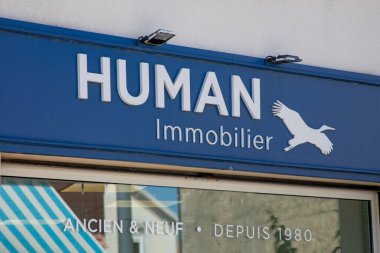 Bordeaux, Fransa - 107 2025: Insan immobilier marka tabela ve kuş metin logosu girişi Fransız emlak tabelaları emlakçı bürosu broker bürosu