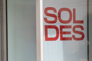 satış, vitrindeki Fransızca metin kırmızı tabelasında lehimler anlamına gelir