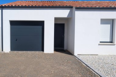 Alüminyum, siyah, gri kapı pencereli, beyaz ev binasının ön girişi.