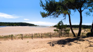 Güzel Talmont Saint Hilaire Sahili Vendee Bölümü boş sahil ve su kanalı girişi Batı Fransa