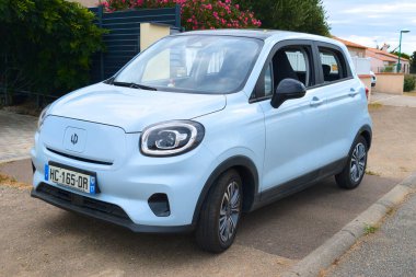 Bordeaux, Fransa - 08 04 2025: Leapmotor T-03 metin işareti ve logo marka Çin malı ucuz bir araç.