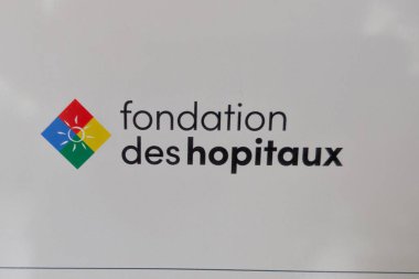 Bordeaux, Fransa - 09 01 2025: Hopitaux logosu sevgisi ve hastane vakfının hasta bakıcılarının ve yardım kuruluşlarının günlük yaşamlarını iyileştirmek için imzası.