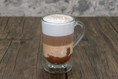 Sabah enerji arttırıcı içeceği, çikolatanın altındaki lezzetli katmanları gösteren bir espresso içeriyor..