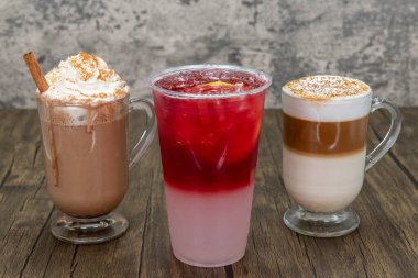 Çikolatalı kahve ya da krem şantili vanilyalı latte ya da limonata içmek için tatlı bir limonata..