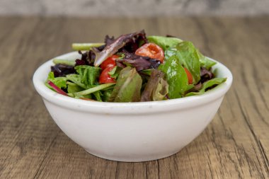 Yemeye hazır taze sebzelerden yapılmış bol miktarda yeşil salata..