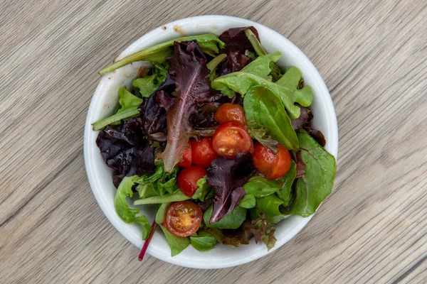 Felülnézet Nagyvonalú Tál Vegyes Zöld Saláta Készült Friss Zöldségekből Tálalva — Stock Fotó