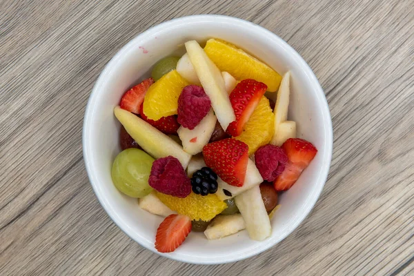 Çilek, armut ve portakalı da içeren taze meyve tabağının genel manzarası..