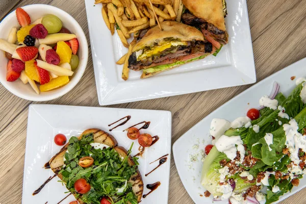 Biftek ve yumurtalı sandviç, taze meyve, avokado tostu veya romaine soslu salata ile harika bir ziyafet..