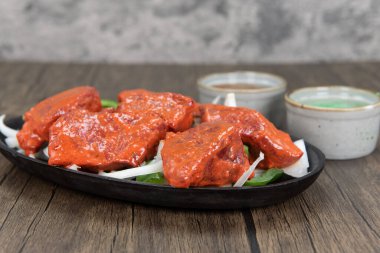 Geleneksel Hint yemeği için bol miktarda kuzu eti soğan ve humus sosu üzerine servis edilir..