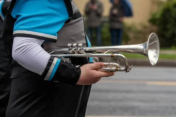 Trumpet Spelare Marschbandet Håller Mässing Instrument Vid Sidan Medan Gatan — Stockfoto