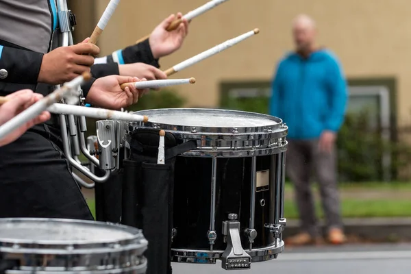 Ritmische Cadans Van Muzikale Handen Van Fanfare Drumliine Straatparade — Stockfoto