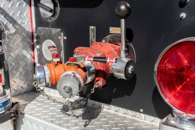Arka itfaiye aracının yakın görüntüsü büyük su kontrol vanaları ve hortumları bağlamak için manivelayı var..