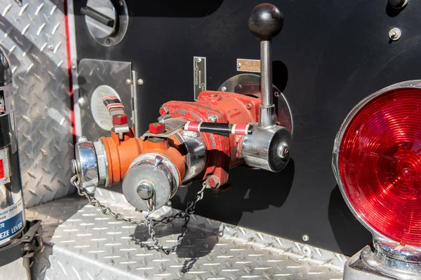 リア消防車のクローズアップビューには ホースを接続するための大規模な水制御バルブとレバーを持っています — ストック写真