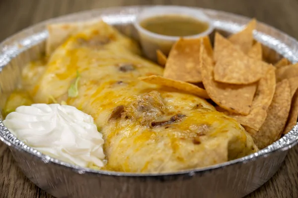 Gaan Bestellen Van Een Chili Verde Natte Burrito Met Chips — Stockfoto