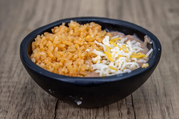 Halb Und Halb Schüssel Gebackene Bohnen Und Mexikanischer Reis Für — Stockfoto
