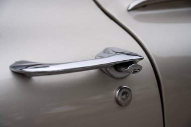 Kapı kolu ve anahtar deliğinde parlak krom 1959 El Camino 'nun sürücüsünün kapıyı açmasına izin verir..