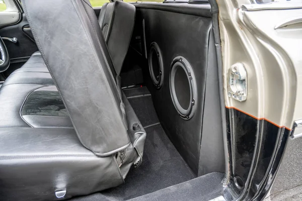 스피커 박스는 스테레오의 시끄러운 음악을 전통적 1959 카미노 자동차의 운전석 — 스톡 사진