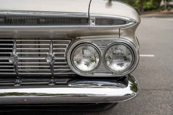 1959年式エル カミノのフロントにはクラシックカーのヘッドライトがついています — ストック写真
