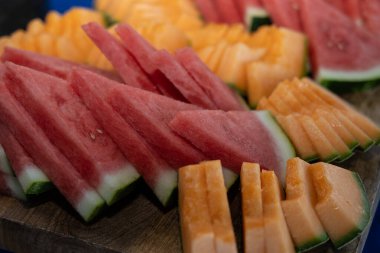 Parti konuklarının iştah açıcı karpuz ve kanalları büfe masasında hazır..