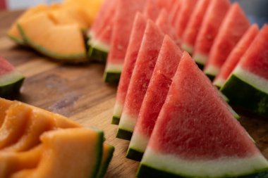 Parti konuklarının büfe masasında üçgen şeklinde dilimleri var..