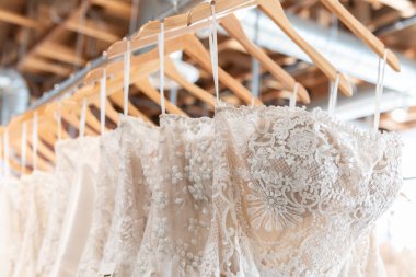 Bu butikten seçebileceğiniz bir sürü farklı beden ve desenli gelinlik var..