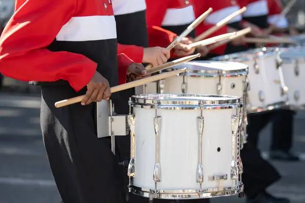High School Marching Band Trommeln Linie Halten Rhythmus Während Der Stockbild