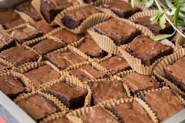 Große Auswahl Köstlichen Brownies Die Perfekte Quadrate Geschnitten Werden Sie lizenzfreie Stockfotos