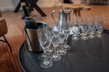 Flüt bardakları dizilmiş, buzda köpüklü şampanya doldurmaya hazır..