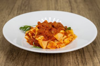 Kuzu ragu soslu pappardelle makarnası mükemmelce pişirilir..